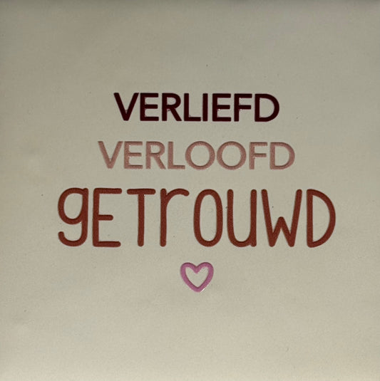 Quote tegeltje 'verliefd verloofd getrouwd' creme/taupe(cherry-nude roze-warmroze)