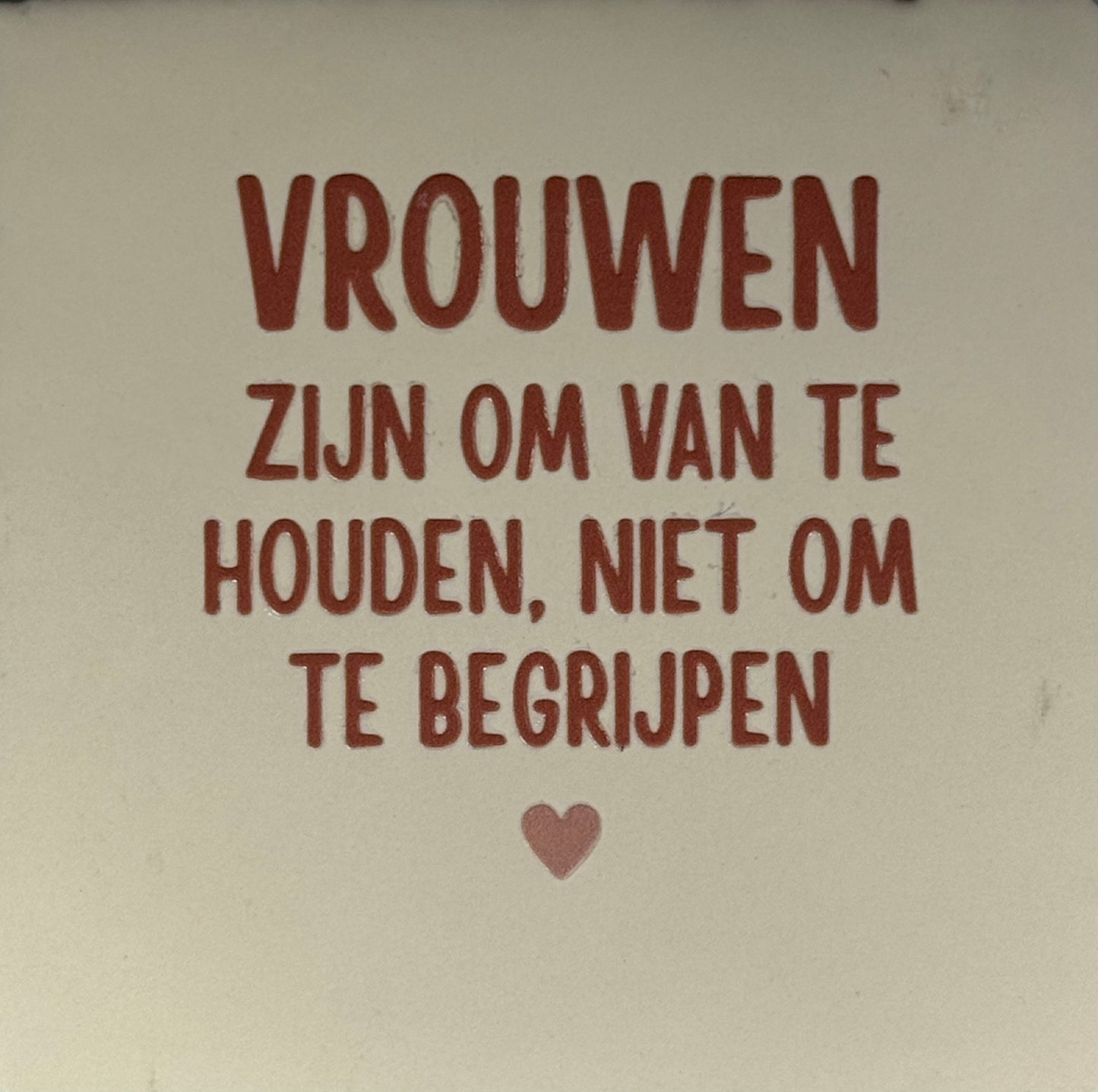 Quote tegeltje 'vrouwen zijn om van te houden...' creme/taupe(nude roze)