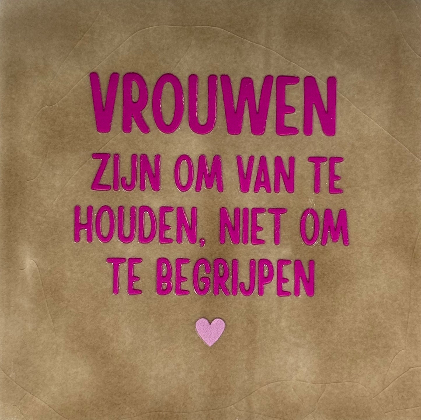 Quote tegeltje 'vrouwen zijn om van te houden...' taupe/knalroze(warmroze)