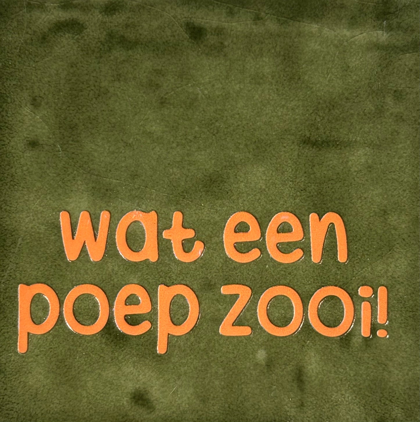 Quote tegeltje 'wat een poepzooi' olijf/oranje