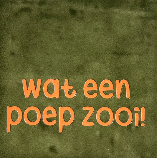Quote tegeltje 'wat een poepzooi' olijf/oranje