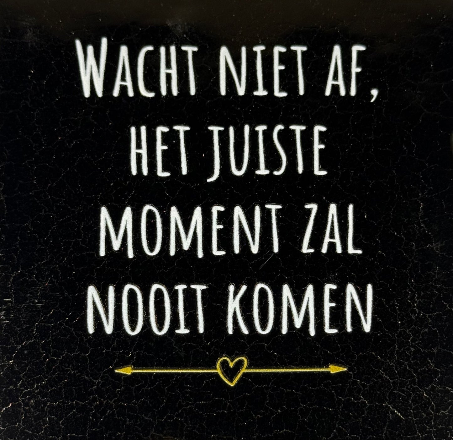 Quote tegeltje 'wacht niet af, het juiste moment zal nooit komen' goud/creme (goud)