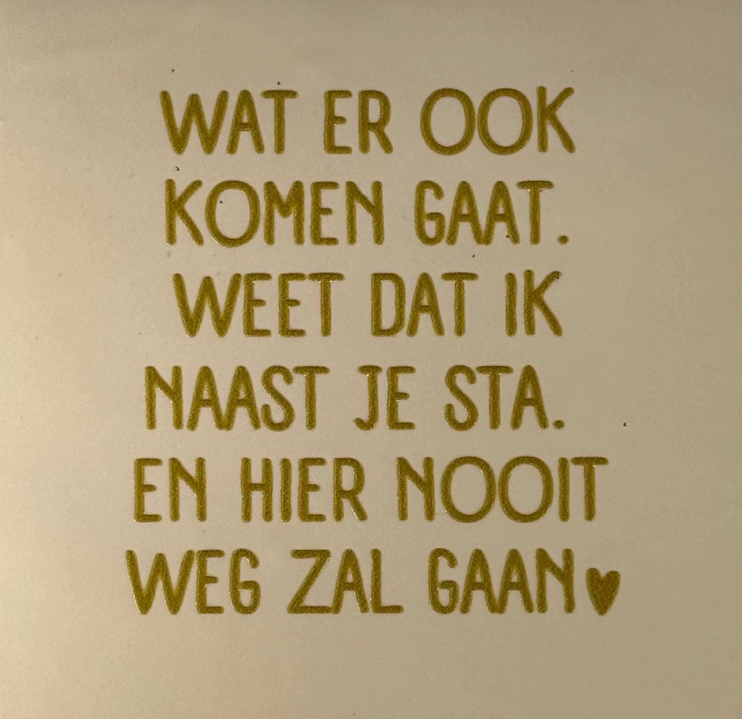 Quote tegeltje 'wat er ook komen gaat...' creme/goud