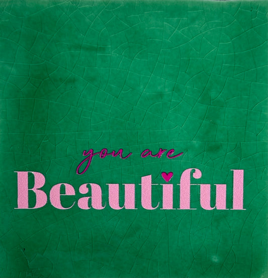 Quote tegeltje 'you are beautiful' hardgroen/warmroze (knalroze)