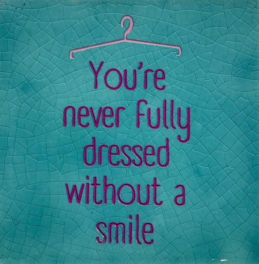 Quote tegeltje 'you're never fully dressed without a smile' groen/knalroze (warmroze)