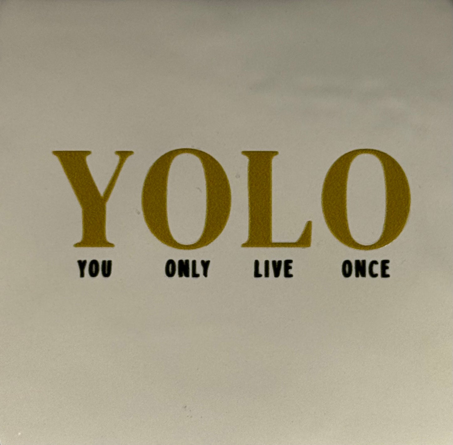 Quote tegeltje 'yolo' nieuw  creme/goud(zwart)
