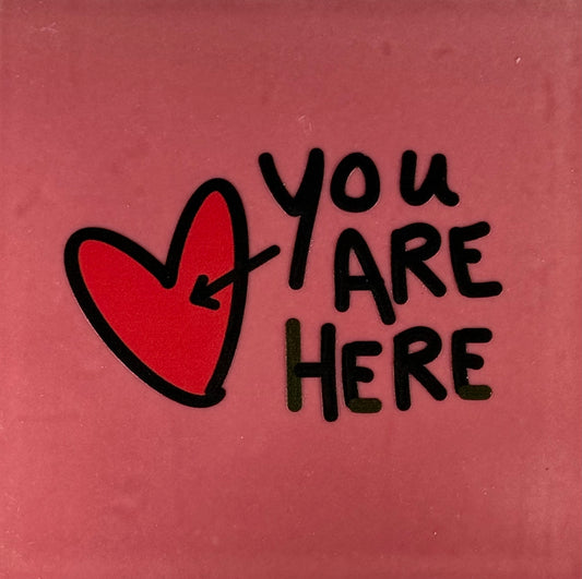 Quote tegeltje 'you are here' roze/zwart(rood)