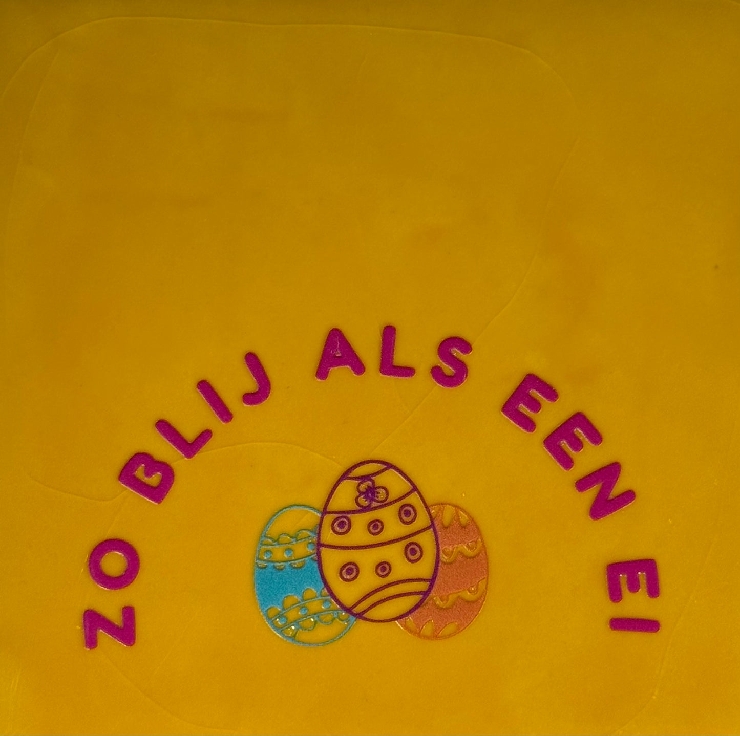 Quote tegeltje 'zo blij als een ei' geel/knalroz(multi)