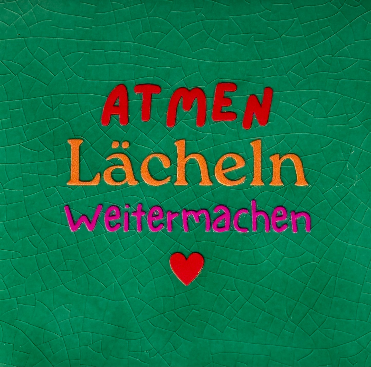 Quote tegeltje 'atmen lächeln weitermachen' hardgroen/rood(oranje-knalroze)