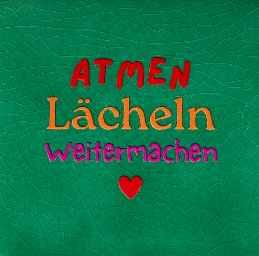 Quote tegeltje 'atmen lächeln weitermachen' hardgroen/rood(oranje-knalroze)