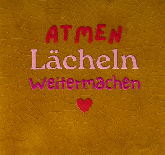 Quote tegeltje 'atmen lächeln weitermachen' oker/rood(warmroze-knalroze)