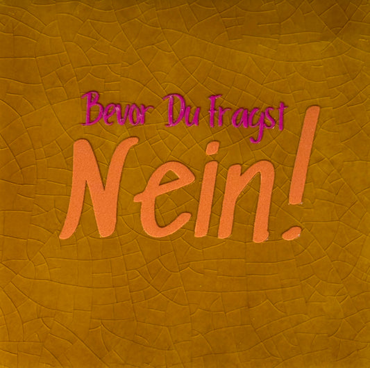 Quote tegeltje 'bevor du fragst nein' oker/oranje(knalroze)