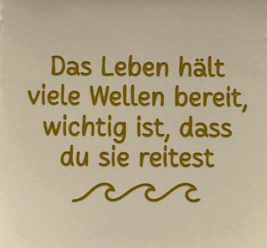 Quote tegeltje 'das leben hält viele wellen bereit...' creme/goud