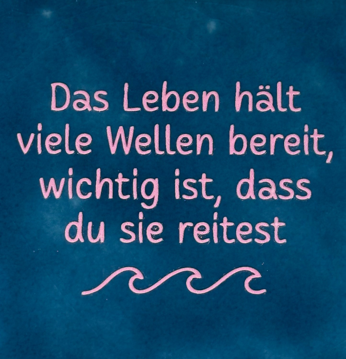 Quote tegeltje 'das leben hält viele wellen bereit...' donkerblauw/warmroze