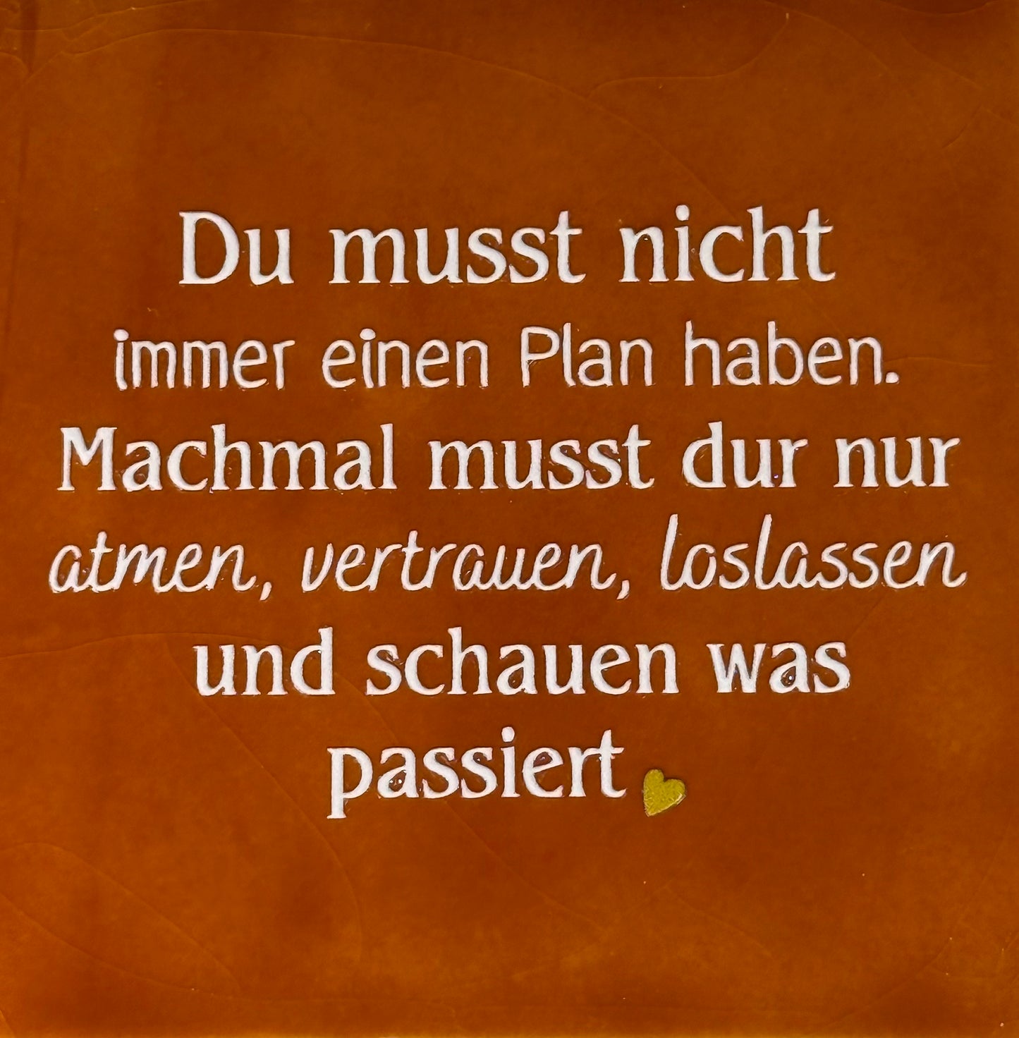 Quote tegeltje 'du musst nicht immer einen plan haben...' terra/creme(goud)