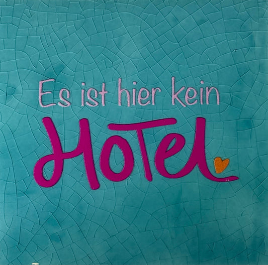 Quote tegeltje 'es ist hier kein hotel' groen/knalroze(warmroze-oranje)