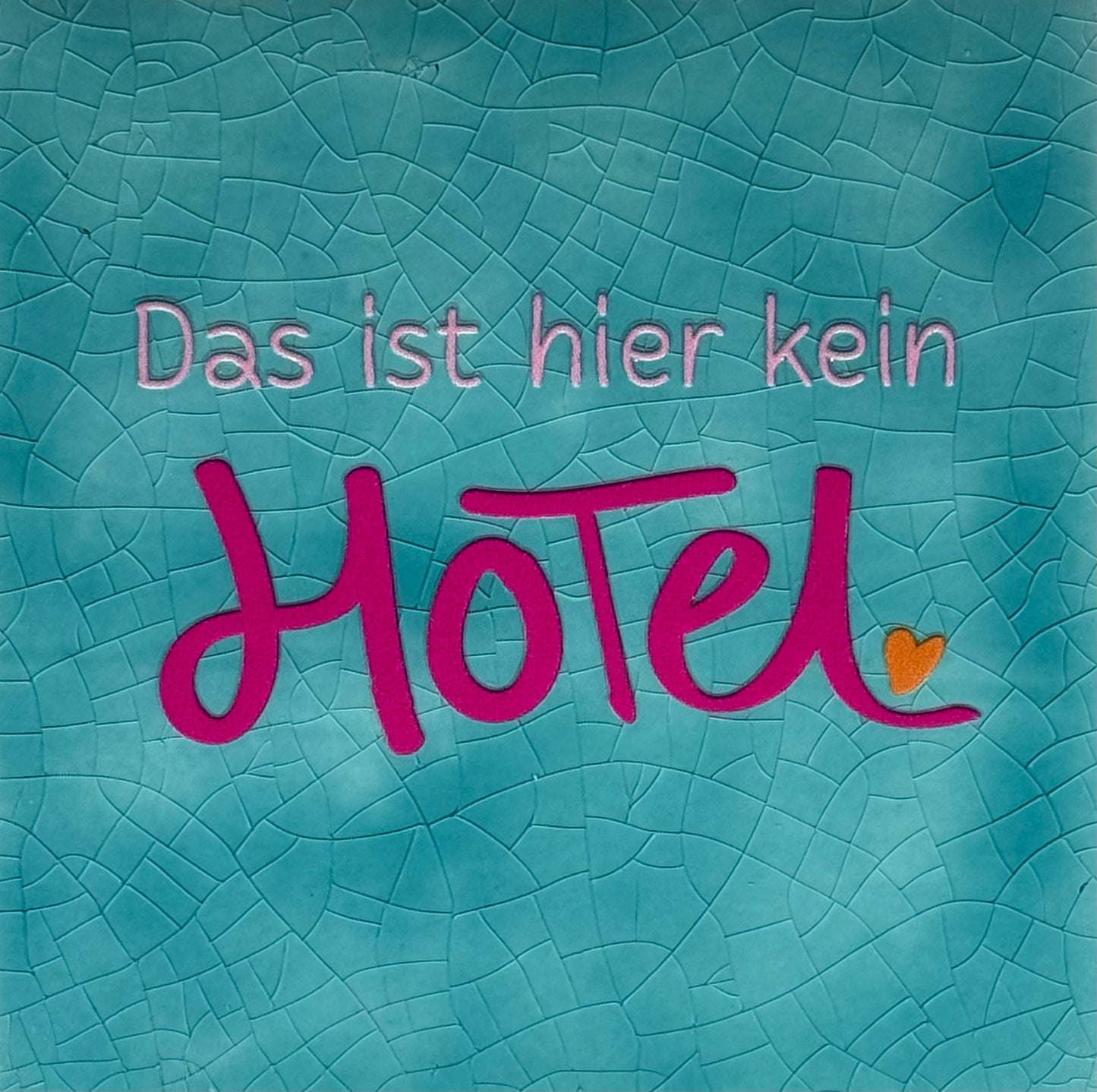 Quote tegeltje 'das ist hier kein hotel' groen/knalroze(warmroze-oranje)
