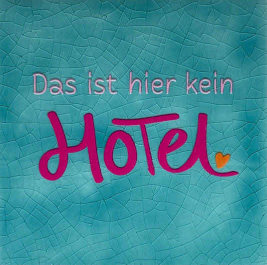 Quote tegeltje 'das ist hier kein hotel' groen/knalroze(warmroze-oranje)