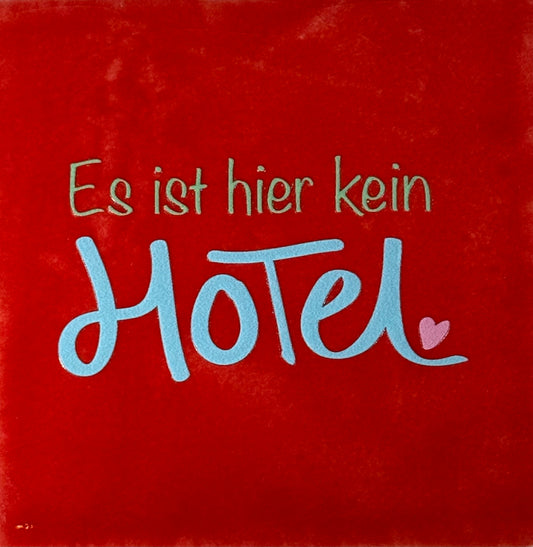Quote tegeltje 'es ist hier kein hotel' rood/warmblauw(mint-warmroze)