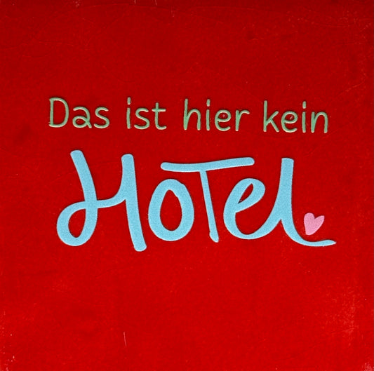 Quote tegeltje 'das ist hier kein hotel' rood/warmblauw(mint-warmroze)