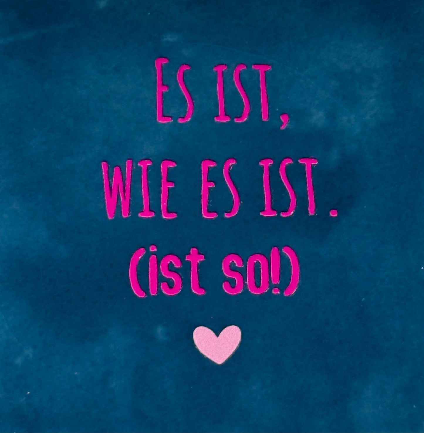 Quote tegeltje 'es ist wie es ist (ist so)' donkerblauw/knalroze(warmroze)