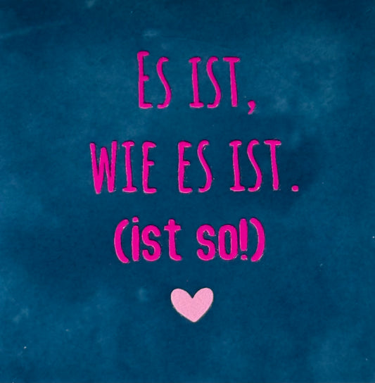 Quote tegeltje 'es ist wie es ist (ist so)' donkerblauw/knalroze(warmroze)