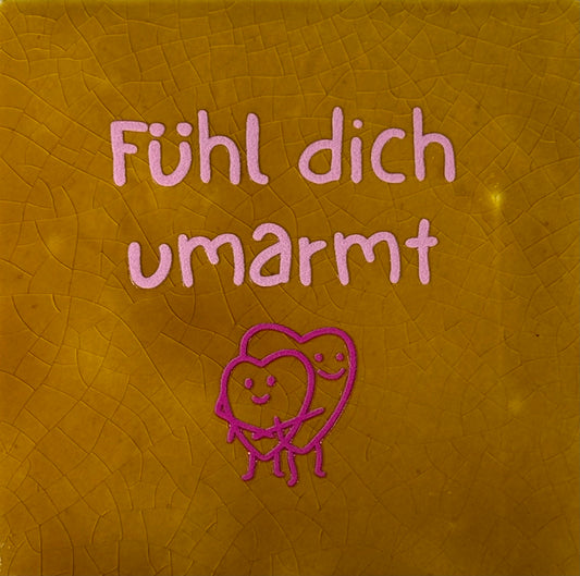 Quote tegeltje 'fühl dich umarmt' oker/warmroze(knalroze)