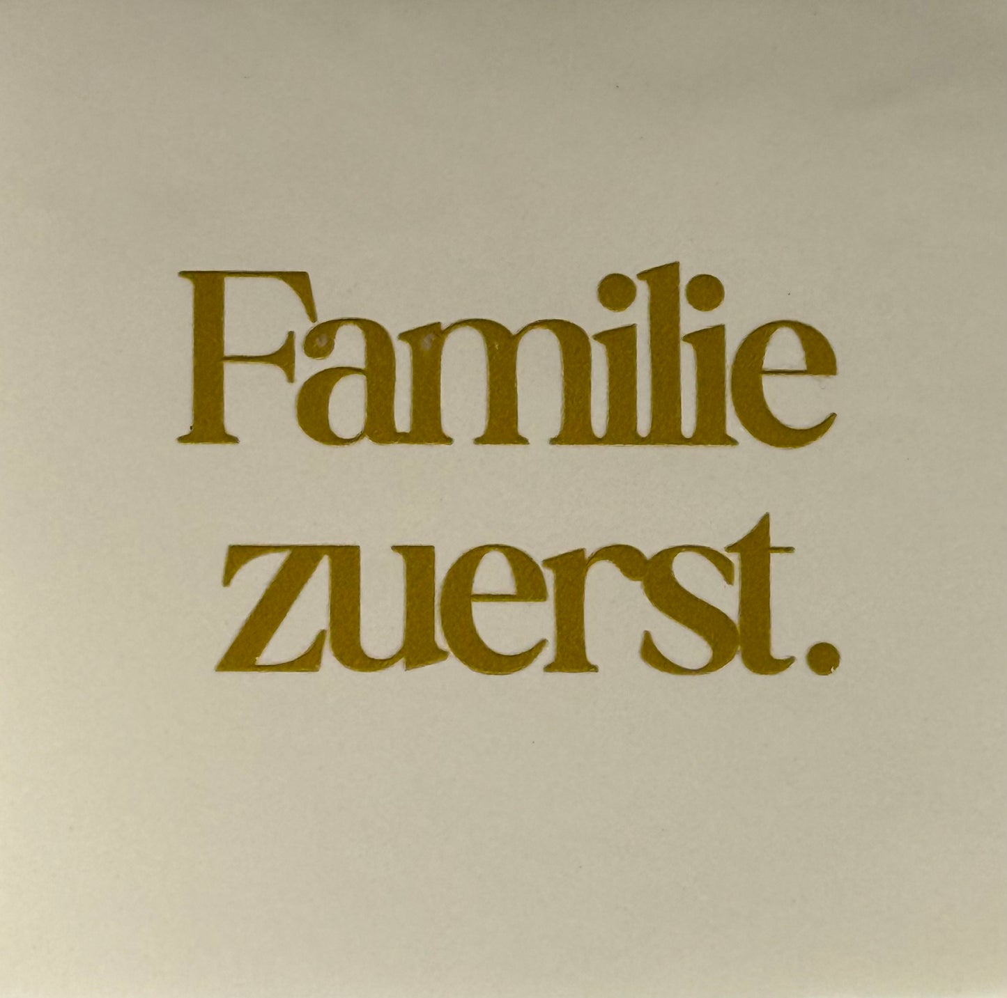 Quote tegeltje 'familie zuerst' creme/goud