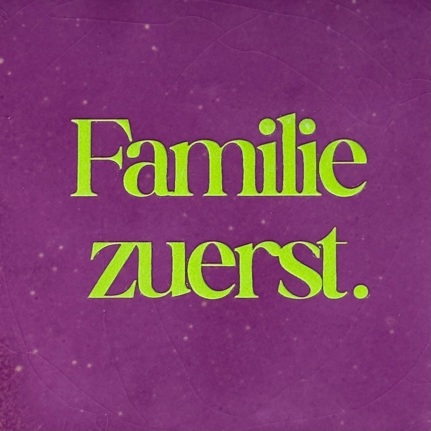 Quote tegeltje 'familie zuerst' lila/lime