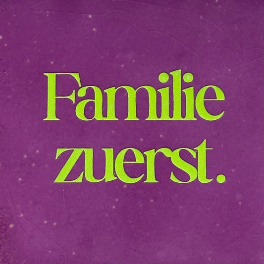 Quote tegeltje 'familie zuerst' lila/lime