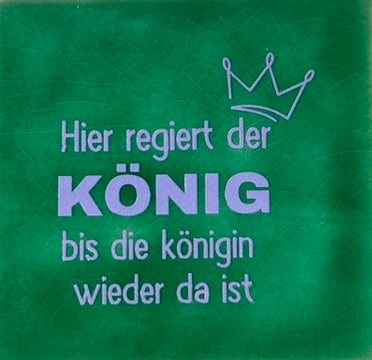 Quote tegeltje 'hier regiert der konig…' hargroen/lila
