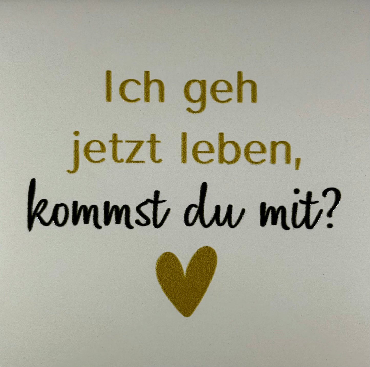 Quote tegeltje 'ich geh jetzt leben, kommst du mit? creme/goud (zwart)