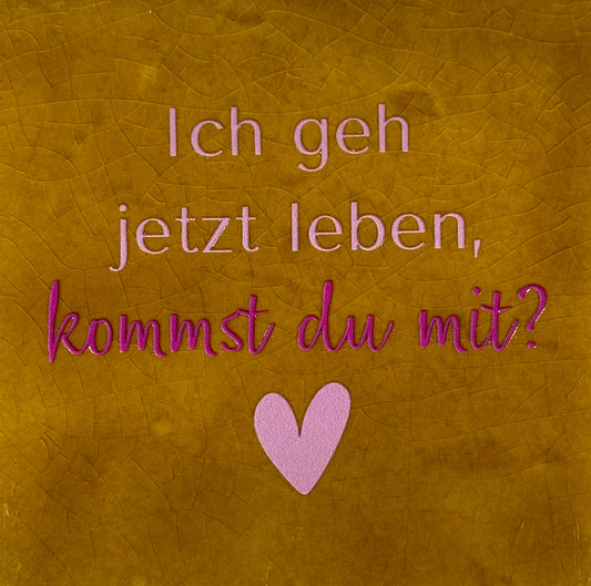 Quote tegeltje 'ich geh jetzt leben, kommst du mit? oker/warmroze (knalroze)