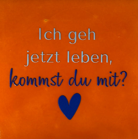 Quote tegeltje 'ich geh jetzt leben, kommst du mit? oranje/warmblauw (kobaltblauw)
