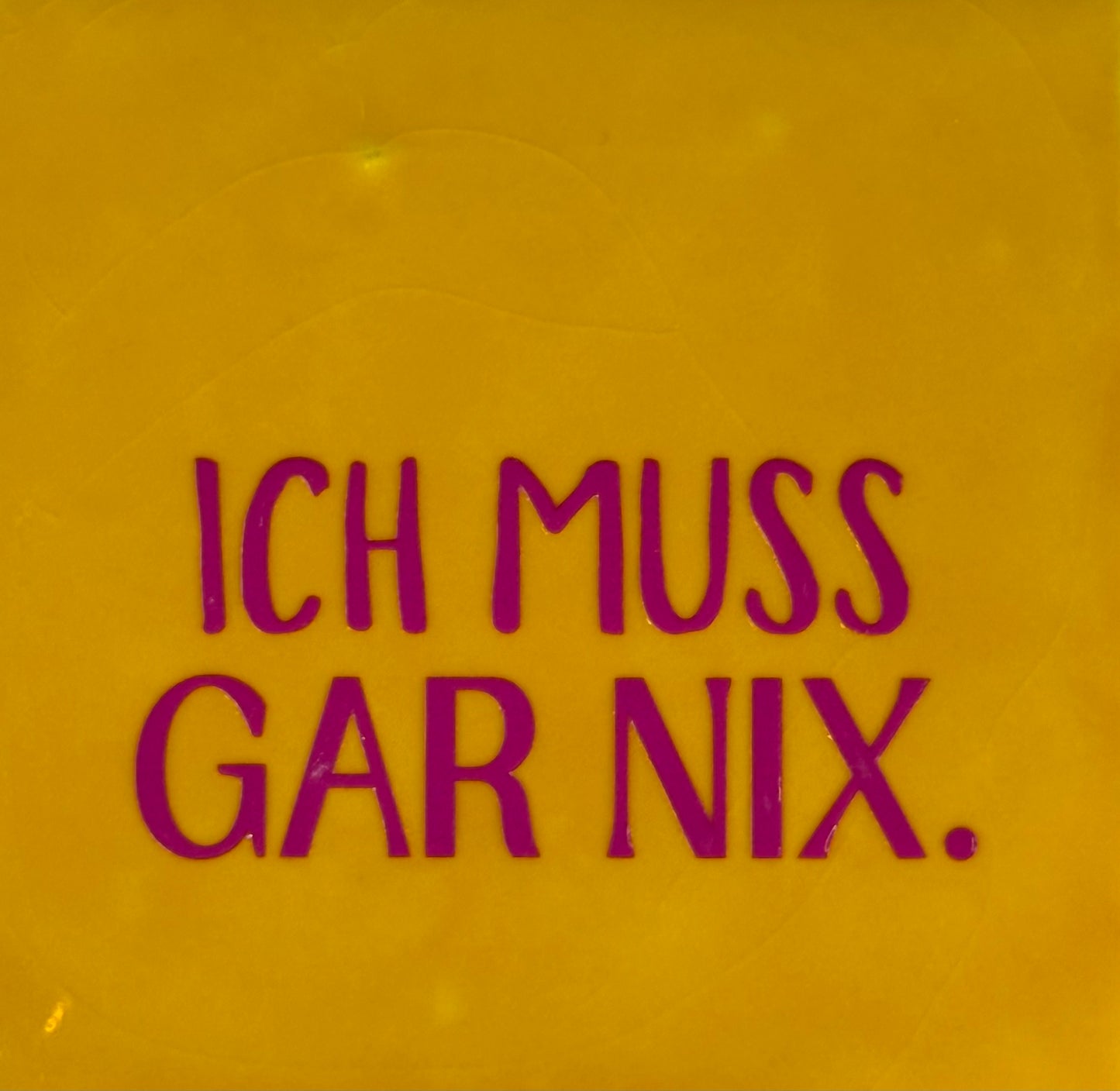 Quote tegeltje 'ich muss gar nix' geel/knalroze