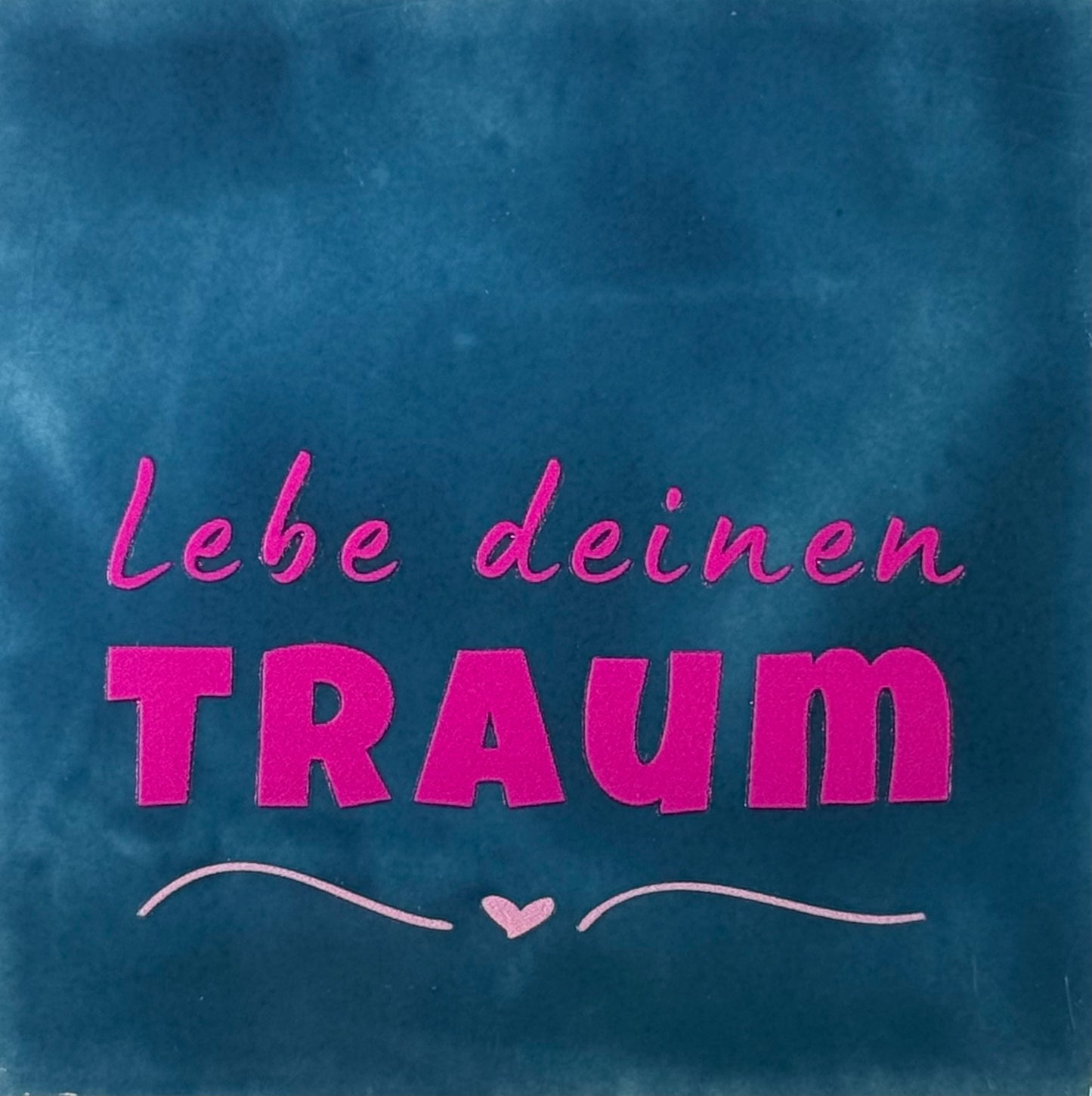 Quote tegeltje 'lebe deinen traum' donkerblauw/knalroze(warmroze)