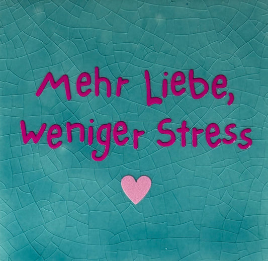 Quote tegeltje 'mehr liebe, weniger stress' groen/knalroze(warmroze)