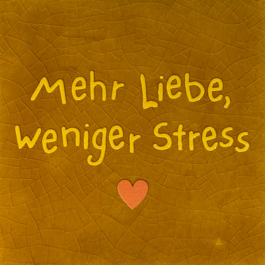 Quote tegeltje 'mehr liebe, weniger stress' oker/geel(oranje)