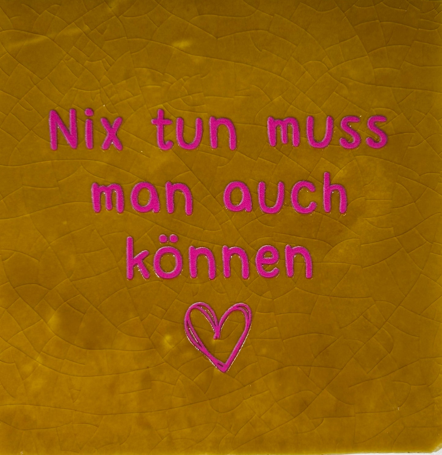 Quote tegeltje 'nix tun muss man…' oker/roze