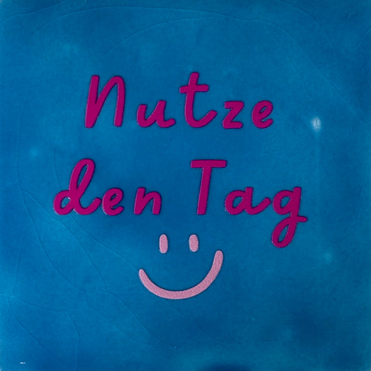 Quote tegeltje 'nutze den tag' lichtblauw/knalroze(warmroze)