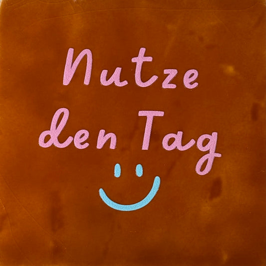 Quote tegeltje 'nutze den tag' terra/warmroze(warmblauw)