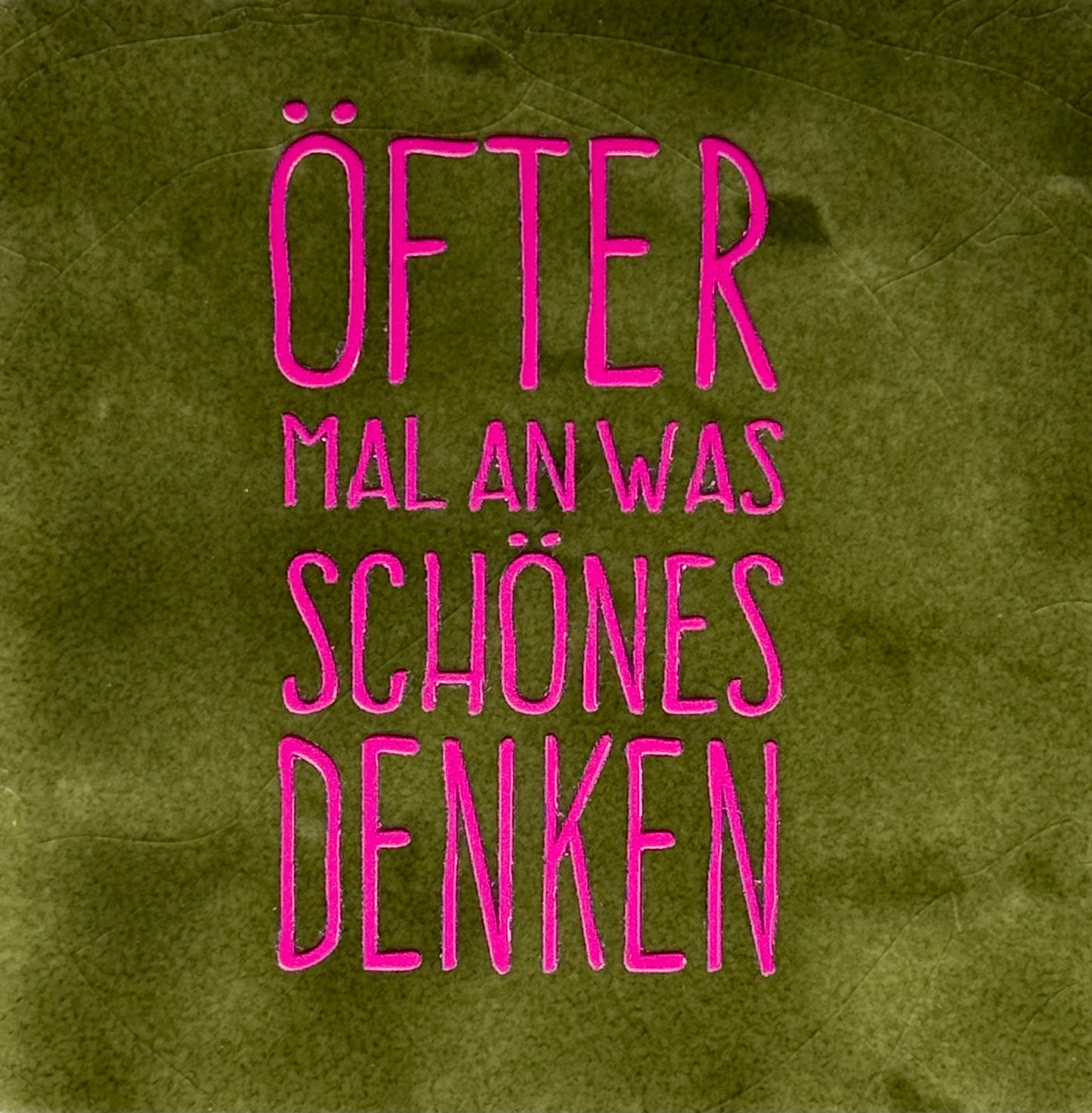 Quote tegeltje 'ofter mal an was schones denken' olijf/roze