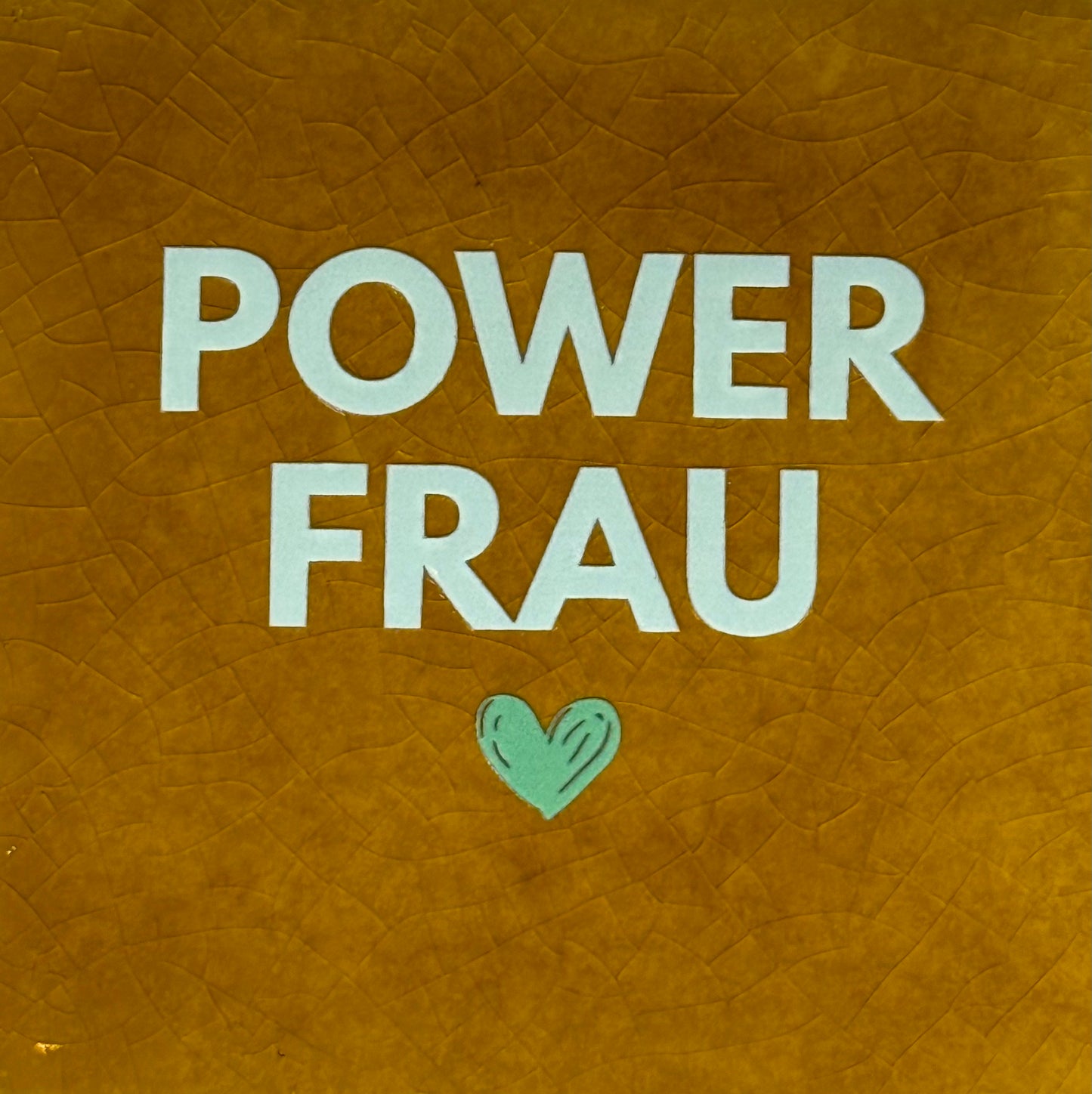 Quote tegeltje 'powerfrau' oker/lichtgroen(mint)