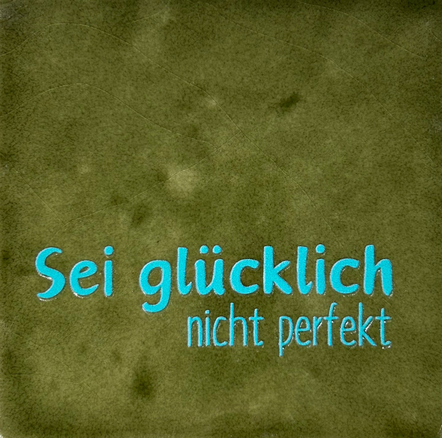 Quote tegeltje 'sei glucklich…' olijf/turquoise