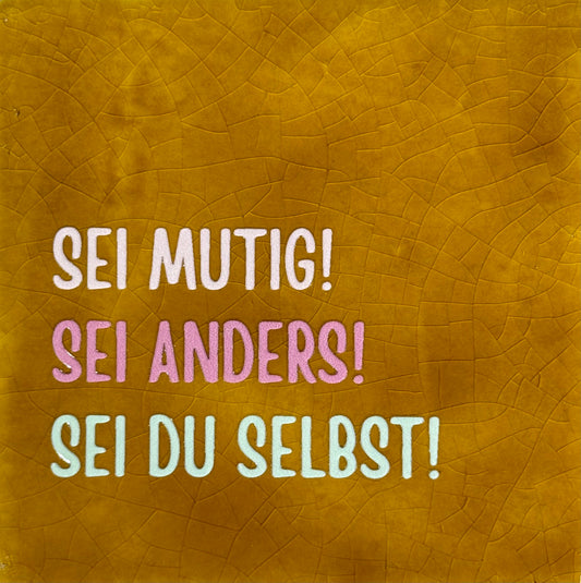 Quote tegeltje 'sei mutig sei anders sei du selbst' oker/zachtroze(lichtgroen-warmroze)