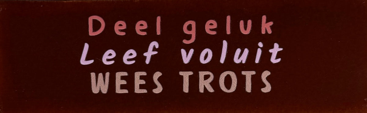 Quote tegeltje DO 'deel geluk leef voluit wees trots' kastanje/koraal(babyroze-nuderoze)