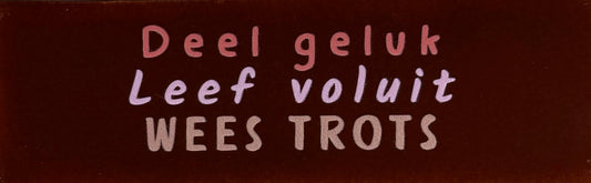 Quote tegeltje DO 'deel geluk leef voluit wees trots' kastanje/koraal(babyroze-nuderoze)