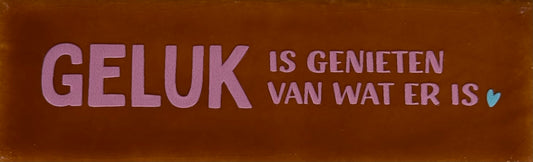 Quote tegeltje DO 'geluk is genieten van wat er is' kastanje/warmroze(warmblauw)