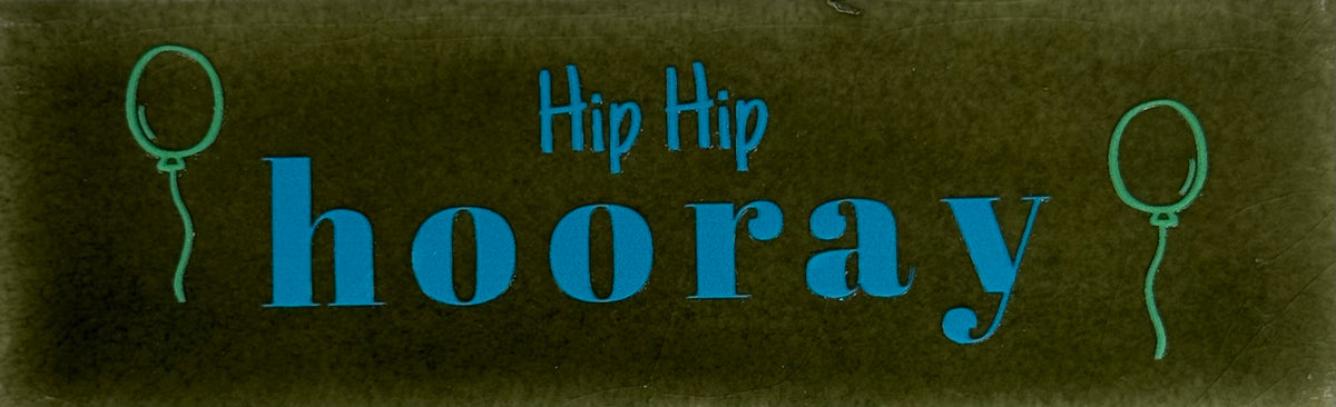 Quote tegeltje DO 'hip hip hooray' olijf/felblauw(appelgroen)