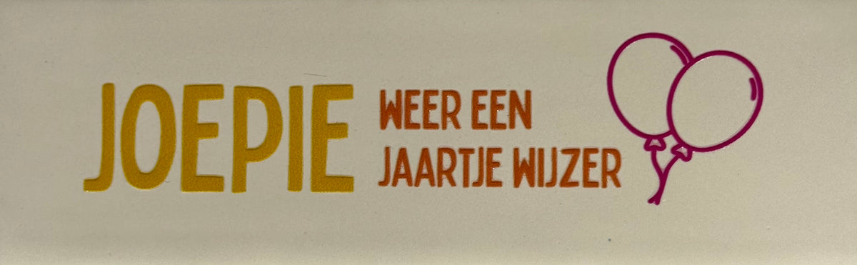 Quote tegeltje DO 'joepie weer een jaartje wijzer' creme/geel(oranje-knalroze)